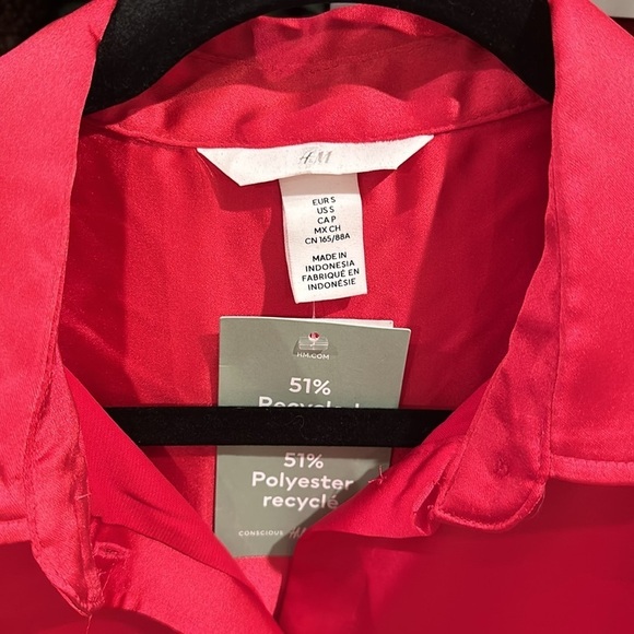 H&M red satiny oversized button down shirt. Size S. NWT - Picture 2 of 3